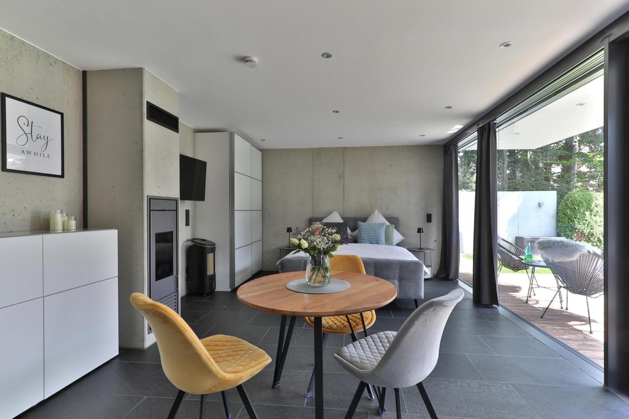 Modernes Studio-Apartment Gersthofen Bagian luar foto