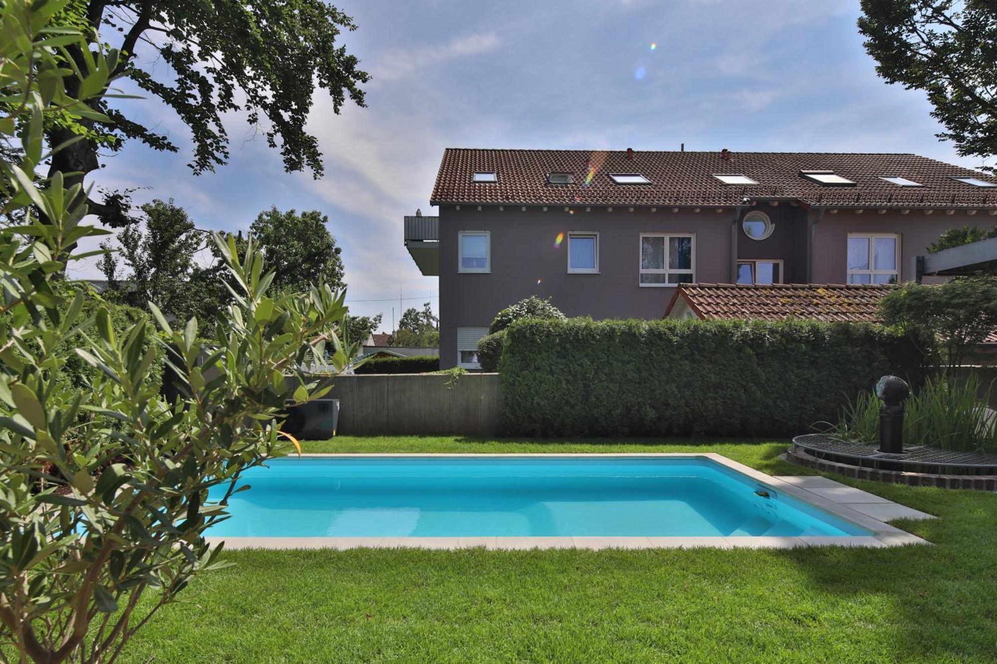 Modernes Studio-Apartment Gersthofen Bagian luar foto